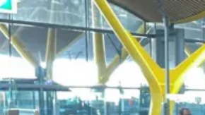 En el aeropuerto de Barajas en Madrid se formaron largas filas de pasajeros por los vuelos atrasados.