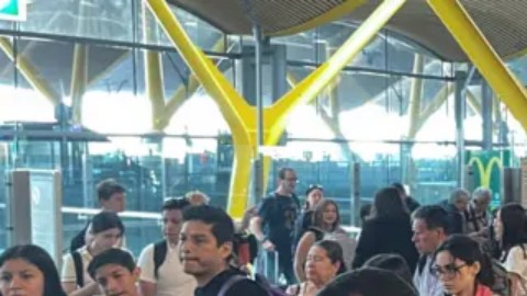 En el aeropuerto de Barajas en Madrid se formaron largas filas de pasajeros por los vuelos atrasados.