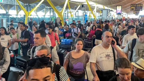 En el aeropuerto de Barajas en Madrid se formaron largas filas de pasajeros por los vuelos atrasados.