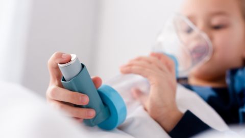 Uso temprano de antibióticos aumenta riesgo de asma en niños
