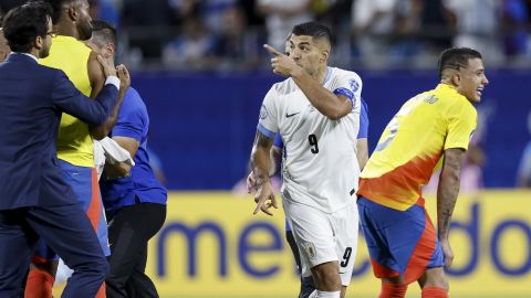 Charlotte (United States), 11/07/2024.- Uruguay's Luis Suarez argues with members of Colombia'Äôs team after losing in the CONMEBOL Copa America 2024 semi-finals match between Uruguay and Colombia at Bank of America stadium in Charlotte, North Carolina, USA, 10 July 2024. EFE/EPA/ERIK S. LESSER