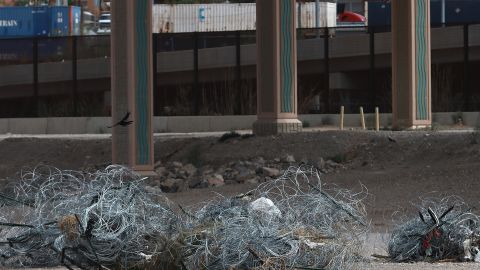 Autoridades de Texas quitan la alambrada de navajas en la frontera con México.