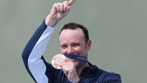 El guatemalteco Jean Pierre Brol celebrando después de recibir su medalla de bronce.