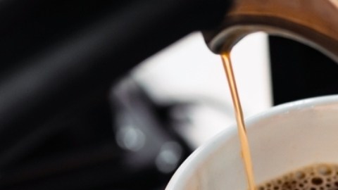 Se recomienda tomar una taza de café a media mañana