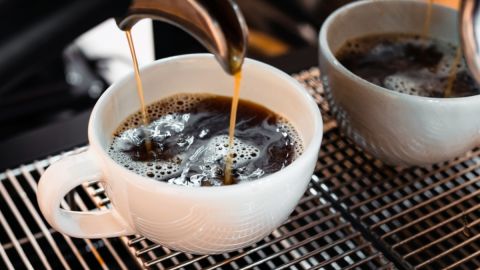 3 formas incorrectas en que tomamos café, según un médico de Harvard