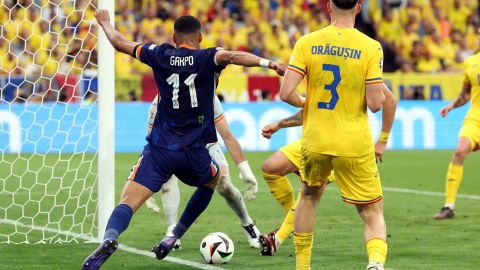 El momento en el que Cody Gakpo le sirve el balón a Donyell Malen para anotar el segundo gol del partido.