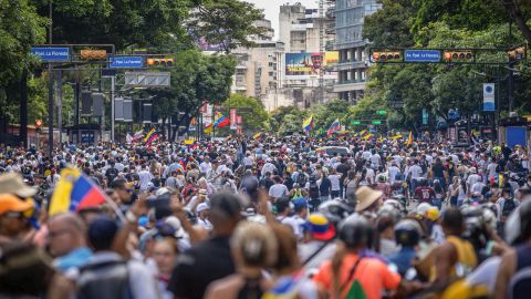 Venezolanos toman las calles por segundo día para protestar en rechazo al resultado electoral