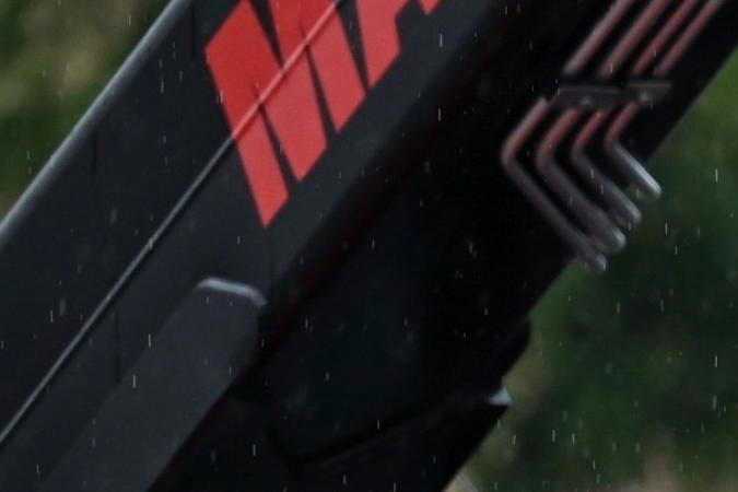 El momento en el que es retirado de la pista el monoplaza del mexicano Sergio "Checo" Pérez luego de su accidente en la primera ronda de la clasificación del Gran Premio de Hungría.