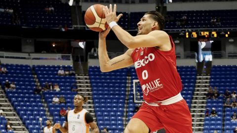 AME9370. SAN JUAN (PUERTO RICO), 04/07/2024.- Karim Rodríguez de México controla un balón este jueves, durante el Torneo Preolímpico FIBA 2024 entre Costa de Marfil y México, en el Coliseo Jose Miguel Agrelot, en San Juan (Puerto Rico). EFE/Thais Llorca