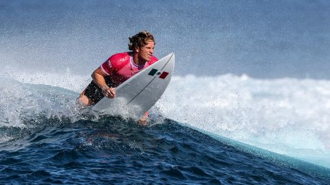 El mexicano Alan Cleland durante su participación en la sesión de este lunes en el surf de París 2024.