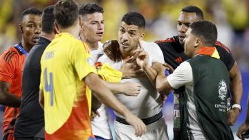 Charlotte (United States), 11/07/2024.- Uruguay's Luis Suarez (3-R) argues with members of the Colombia team including Santiago Arias (3-L) and James Rodriguez (4-L) after the CONMEBOL Copa America 2024 semi-finals match between Uruguay and Colombia in Charlotte, North Carolina, USA, 10 July 2024. EFE/EPA/ERIK S. LESSER