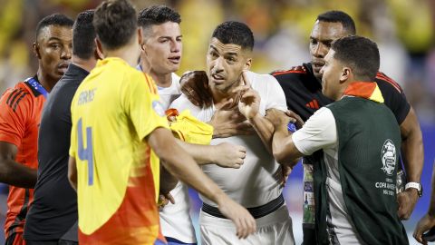 Charlotte (United States), 11/07/2024.- Uruguay's Luis Suarez (3-R) argues with members of the Colombia team including Santiago Arias (3-L) and James Rodriguez (4-L) after the CONMEBOL Copa America 2024 semi-finals match between Uruguay and Colombia in Charlotte, North Carolina, USA, 10 July 2024. EFE/EPA/ERIK S. LESSER