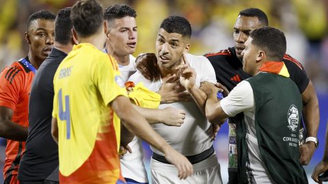 Charlotte (United States), 11/07/2024.- Uruguay's Luis Suarez (3-R) argues with members of the Colombia team including Santiago Arias (3-L) and James Rodriguez (4-L) after the CONMEBOL Copa America 2024 semi-finals match between Uruguay and Colombia in Charlotte, North Carolina, USA, 10 July 2024. EFE/EPA/ERIK S. LESSER