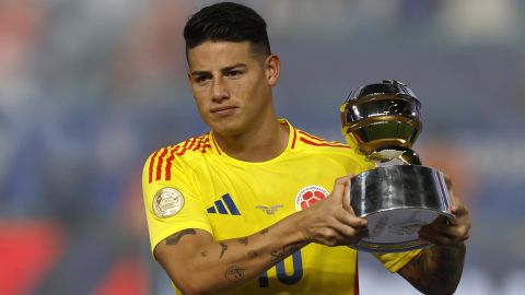Miami Gardens (United States), 15/07/2024.- James Rodriguez of Colombia holds the 'Player of the Tournament' trophy after the CONMEBOL Copa America 2024 final against Argentina, in Miami Gardens, Florida, USA, 14 July 2024. Argentina won 1-0 after a goal by Lautaro Martinez in extra time. EFE/EPA/CJ GUNTHER