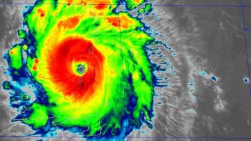 Beryl toca tierra en la isla caribeña de Carriacou y se convierte en un huracán categoría 5 "potencialmente catastrófico"