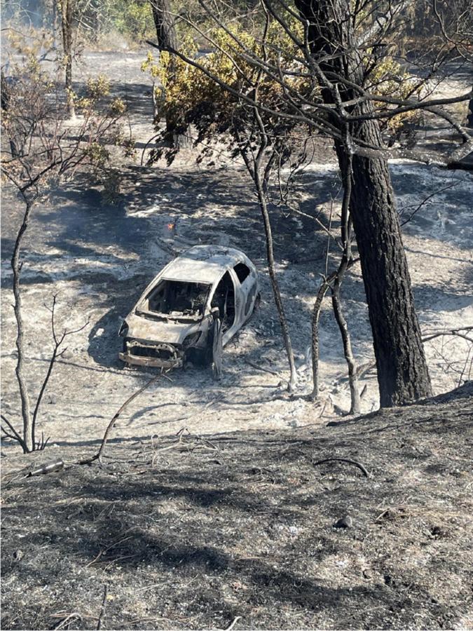 Foto proporcionada por la Oficina del fiscal de distrito del condado de Butte muestra un automóvil quemado que los investigadores de incendios provocados de Cal Fire rastrearon hasta el inicio del incendio Park en Chico, California.