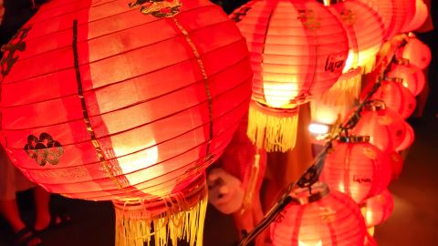 Los faroles rojos son símbolo de suerte en la astrología oriental.