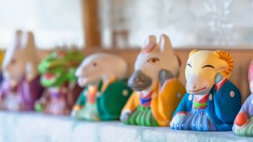 Figuras de cerámica de la fortuna representando a los signos chinos.