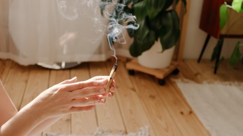 El palo santo se usa en los rituales para eliminar energías negativas.