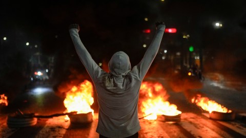 Protestas en Venezuela se intensifican; derriban estatuas de Chávez