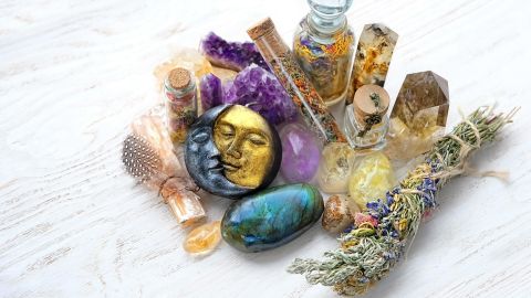 Las lunas nuevas son ideales para practicar rituales, según la astrología.