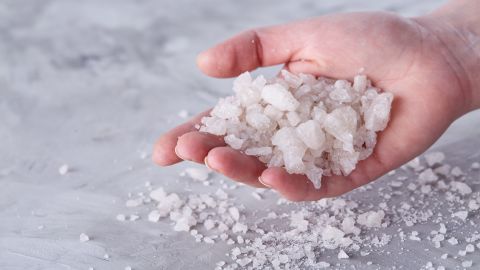 La sal gruesa posee propiedades espirituales.