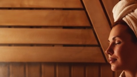 Pasar tiempo diario en sauna podría ayudar a prevenir el aumento de peso en mujeres mayores: por qué