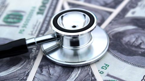 Cada vez más estadounidenses están teniendo dificultades para pagar tratamientos médicos