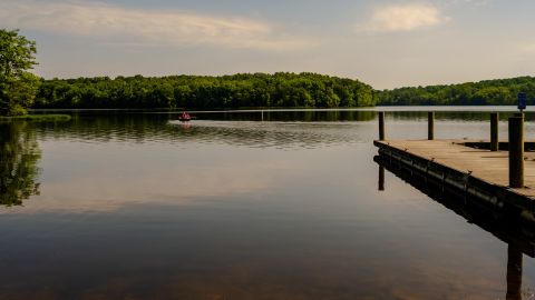 Joven de Colorado muere tras saltar a un lago electrificado en Virginia