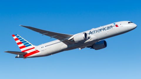 Desvían vuelo de American Airlines porque pasajero orinó en el pasillo del avión