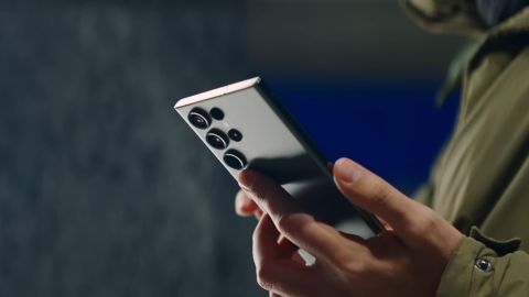 Persona sosteniendo un teléfono Samsung Galaxy S23 Ultra