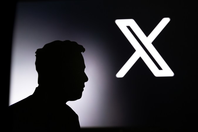 Logo de X con Elon Musk de fondo