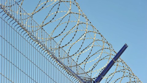 Tres reclusos muertos y nueve heridos en una pelea en prisión de Nevada
