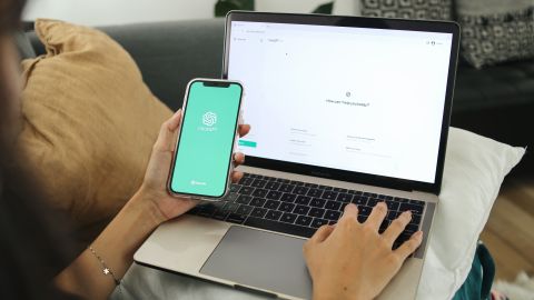 Usuario utilizando ChatGPT en su Mac