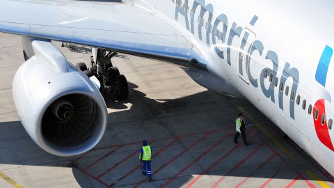 Se reportaron tres heridos menores durante la evacuación del vuelo de American Airlines en San Francisco.
