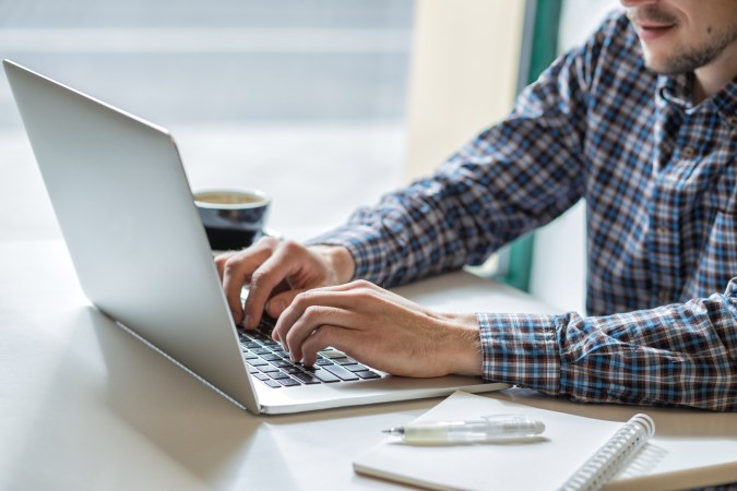Hombre utilizando una computadora portatil