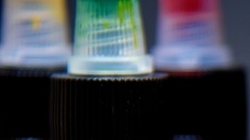 FDA detecta bacterias en frascos sellados de tinta para tatuajes