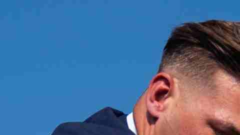 Donald Trump confirmó que una bala perforó parte de su oreja derecha.