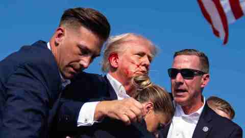 Donald Trump confirmó que una bala perforó parte de su oreja derecha.