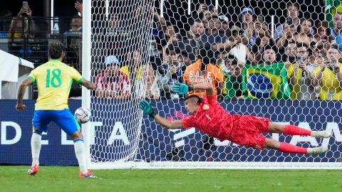 Brazil's Douglas Luiz fails a shot in a penalty shootout during a Copa America quarterfinal soccer match in Las Vegas, Saturday, July 6, 2024. (AP Photo/Godofredo A. Vásquez)