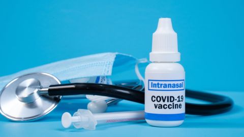Comienzan ensayos de vacuna nasal contra el Covid-19