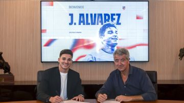 MADRID, 12/08/2024.- El delantero argentino Julián Álvarez (i) procedente del Manchester City junto al consejero delegado del Atlético de Madrid, Miguel Ángel Gil, durante la firma con su nuevo equipo, este lunes en el Civitas Metropolitano. on un dibujo de Spiderman, el hombre araña, el Atlético de Madrid anunció este lunes el fichaje del delantero campeón del mundo argentino Julián Álvarez, procedente del Manchester City, tras pasar el pertinente reconocimiento médico y la formalización de documentos.EFE/Atlético de Madrid SOLO USO EDITORIAL/SOLO DISPONIBLE PARA ILUSTRAR LA NOTICIA QUE ACOMPAÑA (CRÉDITO OBLIGATORIO)