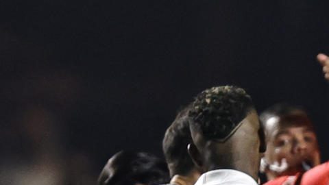 AMDEP5124. SAO PAULO (BRASIL), 22/08/2024.- Juan Izquierdo (abajo) de Nacional se desmaya este jueves, en el partido de vuelta de octavos de final de la Copa Libertadores entre Sao Paulo y Nacional en el estadio Morumbi en Sao Paulo (Brasil). EFE/ Isaac Fontana