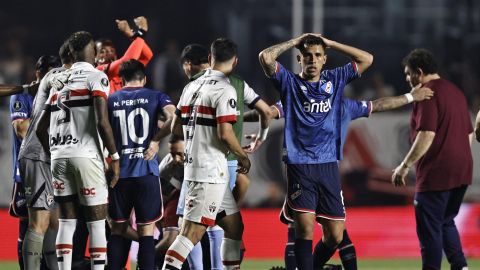 AMDEP5124. SAO PAULO (BRASIL), 22/08/2024.- Juan Izquierdo (abajo) de Nacional se desmaya este jueves, en el partido de vuelta de octavos de final de la Copa Libertadores entre Sao Paulo y Nacional en el estadio Morumbi en Sao Paulo (Brasil). EFE/ Isaac Fontana