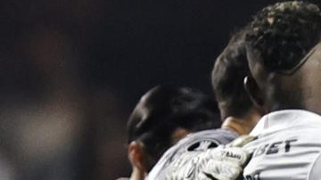 Jugadores lamentan el estado de Juan Izquierdo en pleno partido.