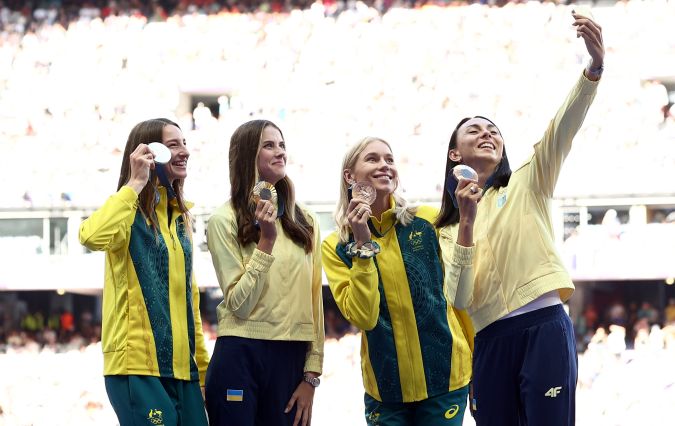 Las ganadoras de la prueba del salto alto de París 2024 tomándose un 'selfie' en el podio de estos Juegos Olímpicos.