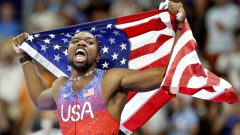 -FOTODELDÍA- EA7594. SAINT-DENIS (FRANCIA), 04/08/2024.- El estadounidense Noah Lyles celebra después de ganar la final masculina de 100 metros de las competiciones de Atletismo en los Juegos Olímpicos de París 2024, este domingo en el Stade de France en Saint Denis (Francia). EFE/EPA/ Franck Robichon