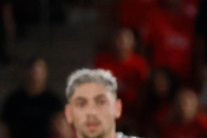 El defensor del Mallorca, Pablo Maffeo, intenta frenar una acción del delantero francés del Real Madrid Kylian Mbappé durante el encuentro disputado entre ambos equipos este domingo en Son Moix.