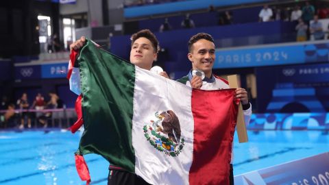 Saint-denis (France), 02/08/2024.- Silver medal winners Osmar Olvera Ibarra and Juan Manuel Celaya Hernandez of Mexico pose for a photo during the medal ceremony after the Men Synchronised 3m springboard final of the Diving competitions in the Paris 2024 Olympic Games, at the Paris Aquatics Centre in Saint Denis, France, 02 August 2024. (Francia) EFE/EPA/TERESA SUAREZ