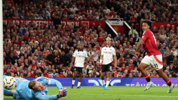 La definición del neerlandés Joshua Zirkzee para sentenciar la victoria del Manchester United en el arranque de la Premier League.